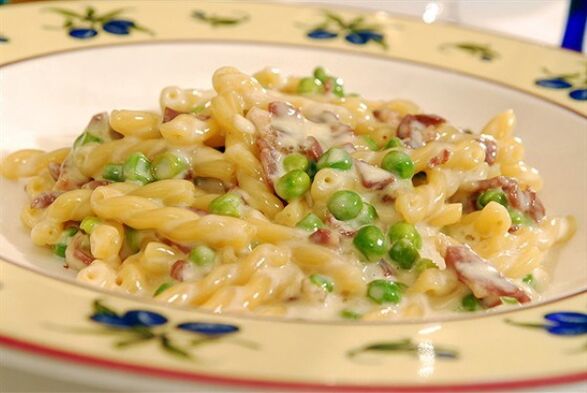 Following the Mediterranean diet, you can cook hearty pasta with chickpeas